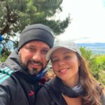 Natasha Klauss Instagram - Sin miedo a vivir y disfrutar la vida tal cual como venga ♥️❤️🥰elijo lo mejor de lo mejor para mi vida , la tierra , la humanidad , para mi familia❤️Elijo vivir una vida sin miedo y cómo esto es inevitable que suceda , cuando este aparezca pues lo asustare primero yo 🥰🤪 Feliz fin de semana #misamores y acá les dejo estas 7 fotos de hoy con mi amor @elvene10 subiendo a la montaña en bici 🚲 Casi que no logro mi beso 💋 ❤️💪
