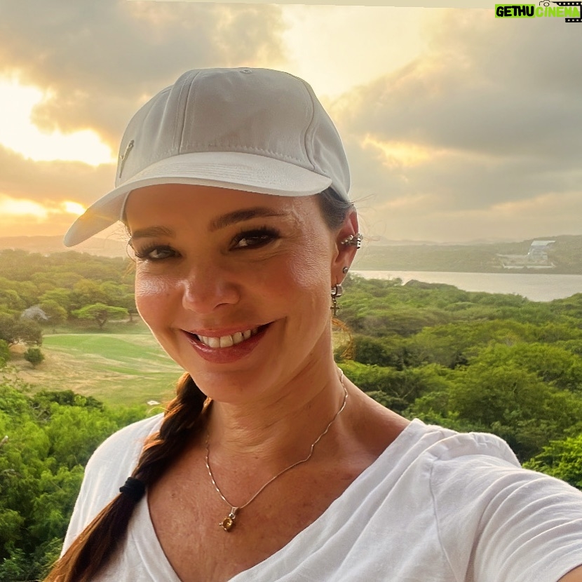 Natasha Klauss Instagram - Esta #selfie me define en muchos aspectos pues es el sentir sencillo , tranquilo y en gratitud que siento hacia la vida misma 🥰 Agradezco infinitamente este año 2023 pues en un torbellino de situaciones y emociones he logrado mantener mi centro y esto se debe a mi constante trabajo interior que me permite ir por encima de la forma y del ego . Soltando lo que ya fue , me dispongo a lo que ES en pensamiento y actitud constante de gratitud y respirando el unico momento real que tengo y ESTE solo instante de vida 🙏 El pasado ya no está , el futuro lo construyo y el presente es HOY Y AHORA … nada mas❤️ Gracias a todos ustedes mi bella comunidad por estar un año más acá y deseo que juntos sigamos construyendo y engrandeciendo más este espacio donde comparto mi ser y mi vida ❤️ Besos y un feliz 2024 Natasha klauss