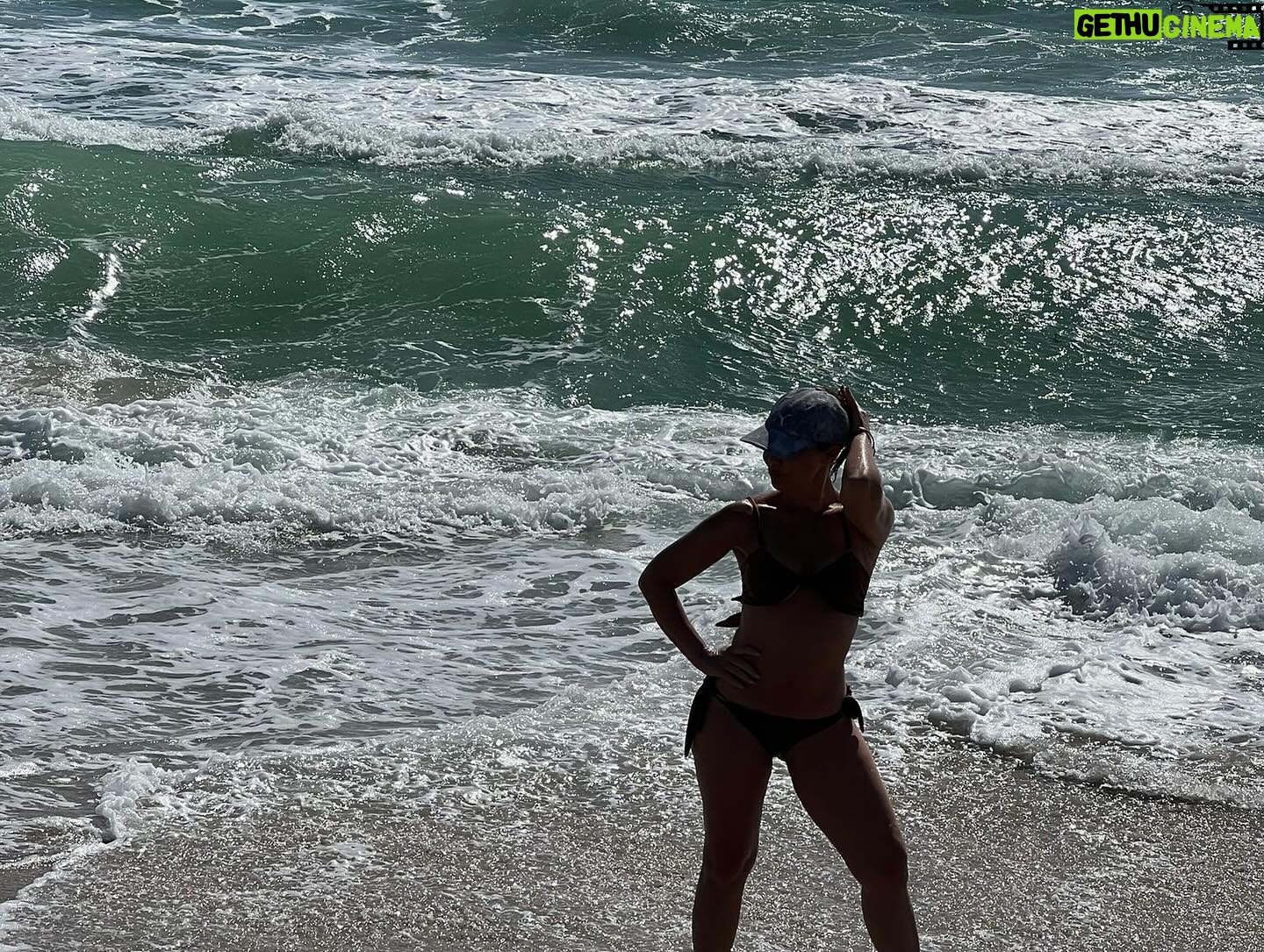 Natasha Klauss Instagram - Un día a la vez ❤️ El mar es mi Escencia de niña 👧 Hoy los sentí papa y #mama, Gracias por ayudarme a estar más cerca de mi propósito ❤️ Feliz semana #misamores
