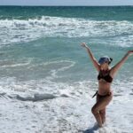 Natasha Klauss Instagram - Un día a la vez ❤️ El mar es mi Escencia de niña 👧 Hoy los sentí papa y #mama, Gracias por ayudarme a estar más cerca de mi propósito ❤️ Feliz semana #misamores