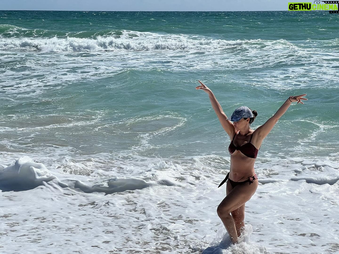 Natasha Klauss Instagram - Un día a la vez ❤️ El mar es mi Escencia de niña 👧 Hoy los sentí papa y #mama, Gracias por ayudarme a estar más cerca de mi propósito ❤️ Feliz semana #misamores