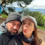 Natasha Klauss Instagram - Sin miedo a vivir y disfrutar la vida tal cual como venga ♥️❤️🥰elijo lo mejor de lo mejor para mi vida , la tierra , la humanidad , para mi familia❤️Elijo vivir una vida sin miedo y cómo esto es inevitable que suceda , cuando este aparezca pues lo asustare primero yo 🥰🤪 Feliz fin de semana #misamores y acá les dejo estas 7 fotos de hoy con mi amor @elvene10 subiendo a la montaña en bici 🚲 Casi que no logro mi beso 💋 ❤️💪