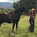 Natasha Klauss Instagram - Detrás de cámaras 🎥 Hoy me compartieron estas fotos , tomadas por una mujer marillosa que nos acompañó en muchos momentos en las grabaciones de #pasiondegavilanes2 , en otra de las fotos esta otra mujer bella que estaba pendiente del vestuario pues arrastraba a cada rato la bota del pantalón y se veía sucio cuando me montaba en el caballo 🐎. Yo estoy segura que en otra vida fui una jinete de veras 🤪 pues extraño mucho la sensación maravillosa que sentía al hacer estas escenas 😍 Conclusión , hacer lo que amas es la única forma de conectarte con lo mejor qué hay en ti ! Actuar para mi no es un trabajo , es un regalo infinito que va más allá de la fama , el éxito y el reconocimiento ♥️ Feliz viernes #misamores