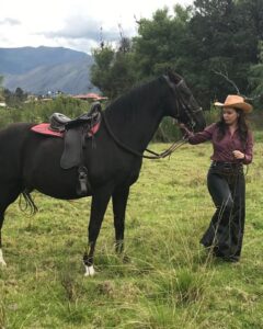Natasha Klauss Instagram - Detrás de cámaras 🎥 Hoy me compartieron estas fotos , tomadas por una mujer marillosa que nos acompañó en muchos momentos en las grabaciones de #pasiondegavilanes2 , en otra de las fotos esta otra mujer bella que estaba pendiente del vestuario pues arrastraba a cada rato la bota del pantalón y se veía sucio cuando me montaba en el caballo 🐎. Yo estoy segura que en otra vida fui una jinete de veras 🤪 pues extraño mucho la sensación maravillosa que sentía al hacer estas escenas 😍 Conclusión , hacer lo que amas es la única forma de conectarte con lo mejor qué hay en ti ! Actuar para mi no es un trabajo , es un regalo infinito que va más allá de la fama , el éxito y el reconocimiento ♥️ Feliz viernes #misamores