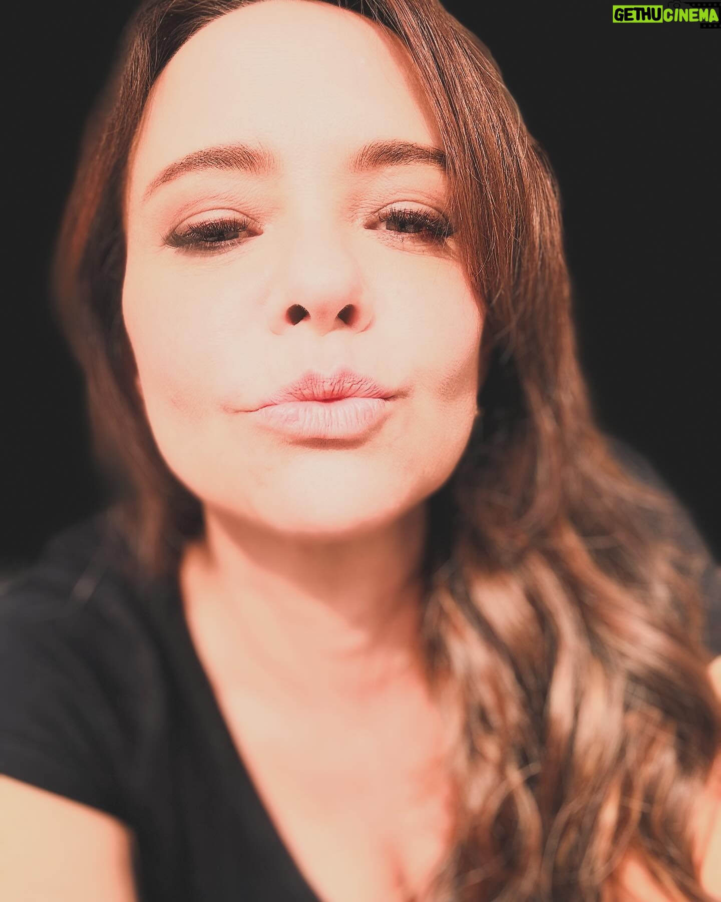 Natasha Klauss Instagram - Tarde de #selfie ❤️ Una mujer que se ama , se abraza , se siente orgullosa de sus virtudes y abraza profundamente sus sombras ❤️ Feliz tarde de #miercoles #misamores Tiempo #conmigomisma 🥰