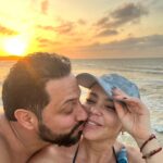 Natasha Klauss Instagram – Hoy cumple este señor @elvene10 el señor que me ha hecho reír hasta las lágrimas !!! 
Hoy celebro tu ser! Tu espíritu ! Todo tu ❤️ 
DIOS TE CUIDE , tus ángeles te guarden ✨
Conciencia
Sabiduría 
Salud
Amor
Prosperidad 

Es todo esto y mas que mereces en esta vuelta al sol , que es hoy mi Capricornio  hermoso ❤️
Feliz cumple amor @elvene10