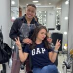 Natasha Klauss Instagram - La gozadera de la vida en cualquier momento ❤️ La vida es el 1% de lo que te sucede el 99% restante es lo que eliges hacer con eso que te pasa 🥰 Love you @andresvelasquez.m @molapeluqueria por nuestras risas y por aportar a qué cuando los días están grises me haces sentir y ver más bella ❤️ Cuál es tu preferida ? 1.2.3,4 👇🏻 Excelente inicio de semana #misamores ✨