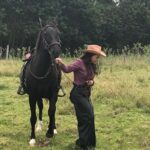 Natasha Klauss Instagram - Detrás de cámaras 🎥 Hoy me compartieron estas fotos , tomadas por una mujer marillosa que nos acompañó en muchos momentos en las grabaciones de #pasiondegavilanes2 , en otra de las fotos esta otra mujer bella que estaba pendiente del vestuario pues arrastraba a cada rato la bota del pantalón y se veía sucio cuando me montaba en el caballo 🐎. Yo estoy segura que en otra vida fui una jinete de veras 🤪 pues extraño mucho la sensación maravillosa que sentía al hacer estas escenas 😍 Conclusión , hacer lo que amas es la única forma de conectarte con lo mejor qué hay en ti ! Actuar para mi no es un trabajo , es un regalo infinito que va más allá de la fama , el éxito y el reconocimiento ♥️ Feliz viernes #misamores