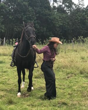 Natasha Klauss Instagram - Detrás de cámaras 🎥 
Hoy me compartieron estas fotos , tomadas por una mujer marillosa que nos acompañó en muchos momentos en las grabaciones de #pasiondegavilanes2 , en otra de las fotos esta otra mujer bella que estaba pendiente del vestuario pues arrastraba a cada rato la bota del pantalón y se veía sucio cuando me montaba en el caballo 🐎. 
Yo estoy segura que en otra vida fui una jinete de veras 🤪 pues extraño mucho la sensación maravillosa que sentía al hacer estas escenas 😍
Conclusión , hacer lo que amas es la única forma de conectarte con lo mejor qué hay en ti ! 
Actuar para mi no es un trabajo , es un regalo infinito que va más allá de la fama , el éxito y el reconocimiento ♥️
Feliz viernes #misamores