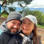 Natasha Klauss Instagram - Sin miedo a vivir y disfrutar la vida tal cual como venga ♥️❤️🥰elijo lo mejor de lo mejor para mi vida , la tierra , la humanidad , para mi familia❤️Elijo vivir una vida sin miedo y cómo esto es inevitable que suceda , cuando este aparezca pues lo asustare primero yo 🥰🤪 Feliz fin de semana #misamores y acá les dejo estas 7 fotos de hoy con mi amor @elvene10 subiendo a la montaña en bici 🚲 Casi que no logro mi beso 💋 ❤️💪