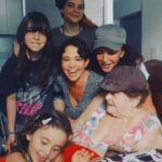 Natasha Klauss Instagram - Nuestra ultima foto juntas en vida ! El día de tu cumple 9 de septiembre del 2021 ❤️ Ya estabas muy enfermita , no lo sabíamos , pues ese día hiciste el esfuerzo de pararte de la cama y celebrar tu cumple con las mujeres de la casa ❤️ siempre con tu humor y sonrisa a flor de piel ❤️ Te honro #madre hoy nos acompañas desde el cielo , nos cuidas , te siento en cada suspiro en cada momento que se me viene el llanto por que te extraño , pero te siento cada vez que te busco y te nombro 💋 Te amo señora madre mía ! y gracias por enseñarme a ser la Madre que soy hoy para mis hijas 🙏