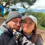 Natasha Klauss Instagram - Sin miedo a vivir y disfrutar la vida tal cual como venga ♥️❤️🥰elijo lo mejor de lo mejor para mi vida , la tierra , la humanidad , para mi familia❤️Elijo vivir una vida sin miedo y cómo esto es inevitable que suceda , cuando este aparezca pues lo asustare primero yo 🥰🤪 Feliz fin de semana #misamores y acá les dejo estas 7 fotos de hoy con mi amor @elvene10 subiendo a la montaña en bici 🚲 Casi que no logro mi beso 💋 ❤️💪