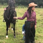Natasha Klauss Instagram - Detrás de cámaras 🎥 Hoy me compartieron estas fotos , tomadas por una mujer marillosa que nos acompañó en muchos momentos en las grabaciones de #pasiondegavilanes2 , en otra de las fotos esta otra mujer bella que estaba pendiente del vestuario pues arrastraba a cada rato la bota del pantalón y se veía sucio cuando me montaba en el caballo 🐎. Yo estoy segura que en otra vida fui una jinete de veras 🤪 pues extraño mucho la sensación maravillosa que sentía al hacer estas escenas 😍 Conclusión , hacer lo que amas es la única forma de conectarte con lo mejor qué hay en ti ! Actuar para mi no es un trabajo , es un regalo infinito que va más allá de la fama , el éxito y el reconocimiento ♥️ Feliz viernes #misamores