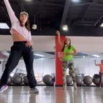 Natasha Klauss Instagram - Porque es viernes y mi cuerpo lo sabe y “sabe“ muy bien lo que siento cuando bailo!!! #danzaterapia #meditacionactiva el #baile mi mejor terapia 🥰 en clases grupales con este profe maravilloso !!!! Pronto nos vemos @fhervargasofficial muero por bailar contigo😎 @fitforallgym ❤️ Cuál es tu mejor terapia ?👇🏻te leo 😉 Feliz viernes #misamores