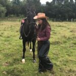 Natasha Klauss Instagram - Detrás de cámaras 🎥 Hoy me compartieron estas fotos , tomadas por una mujer marillosa que nos acompañó en muchos momentos en las grabaciones de #pasiondegavilanes2 , en otra de las fotos esta otra mujer bella que estaba pendiente del vestuario pues arrastraba a cada rato la bota del pantalón y se veía sucio cuando me montaba en el caballo 🐎. Yo estoy segura que en otra vida fui una jinete de veras 🤪 pues extraño mucho la sensación maravillosa que sentía al hacer estas escenas 😍 Conclusión , hacer lo que amas es la única forma de conectarte con lo mejor qué hay en ti ! Actuar para mi no es un trabajo , es un regalo infinito que va más allá de la fama , el éxito y el reconocimiento ♥️ Feliz viernes #misamores