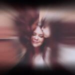 Natasha Klauss Instagram - Mis mágicas princesas #isabel y #paloma Proceso de colocar este post... Llore y llore buscando imágenes para acompañar esta bella melodía que escuché Justo ayer de @jesusadrian luego llore y llore cuando lo monte ... porque ? Porque si ... llorar limpia el alma. De que ? Pues siento que siempre uno como padre, está feliz y agradecido por la vida de sus hijos y sabe que esta haciendo lo mejor, pero también sabe que se ha equivocado mil veces mil y quisiera echar el tiempo atrás, pero ya fue • y al final todo es perfecto Para todos los papitos y mamitas que me leen y los que son hijos que andan por acá, nosotros siempre queremos hacer lo mejor por y para ustedes pero somos seres humanos con retos permanentes de crecimiento, de errores, de aciertos y desaciertos. Yo soy como el cangrejo ( confesiones de natasha ) voy para adelante, veo algo, me asusto, vuelvo, me meto al hueco y cuando estoy segura, vuelvo y salgo ... hasta que de a poco llego al mar a que para mi es la vida misma y nuestras Decisiones . Las amo hijas ! Incondicionalmente ❤️ Feliz día #misamores y hoy me abrazo y me regalo esta frase … SOY LA MEJOR MAMÁ DEL MUNDO 🥰❤️ Que frase te regalas hoy ? 👇🏻los leo ❤️