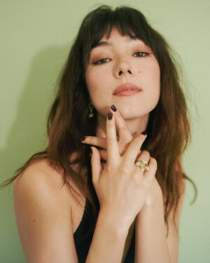 Natasha Liu Bordizzo Instagram - GOLD GALA ready with @Cartier 🤝✨✨ thank you @goldhouseco for a wonderful evening. 

Styled by: @thomascarterphillips 
MU: @emilychengmakeup 
Hair: @grahamnation 
Photographed by @cibellelevi