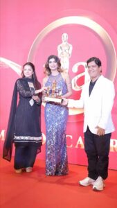 Natasha Majhi Instagram - Thank you for honouring me💐💕 TIA2AWARD2024 @raazrajpoot_gangaura @tamas_iconic_awards @tamasspree2 Bhumika chawal ji 💐 🎥 : @_yogeshyadav_13 Asst by : @jitendra5440yadav @kailashproductions