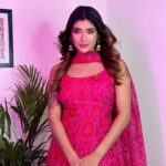 Natasha Majhi Instagram - Slaying the desi girl look with ease 💕💕💐 . . . Mua & hair @mayurichavan_makeovers & team Beautiful earings : @aksha_handmadejewelry Suit : @bahupalace Asst by : @jitendra5440yadav 📸: @_yogeshyadav_13 Setup: @kailashproductions #ad #somamajhiofficial #paidcollaboration
