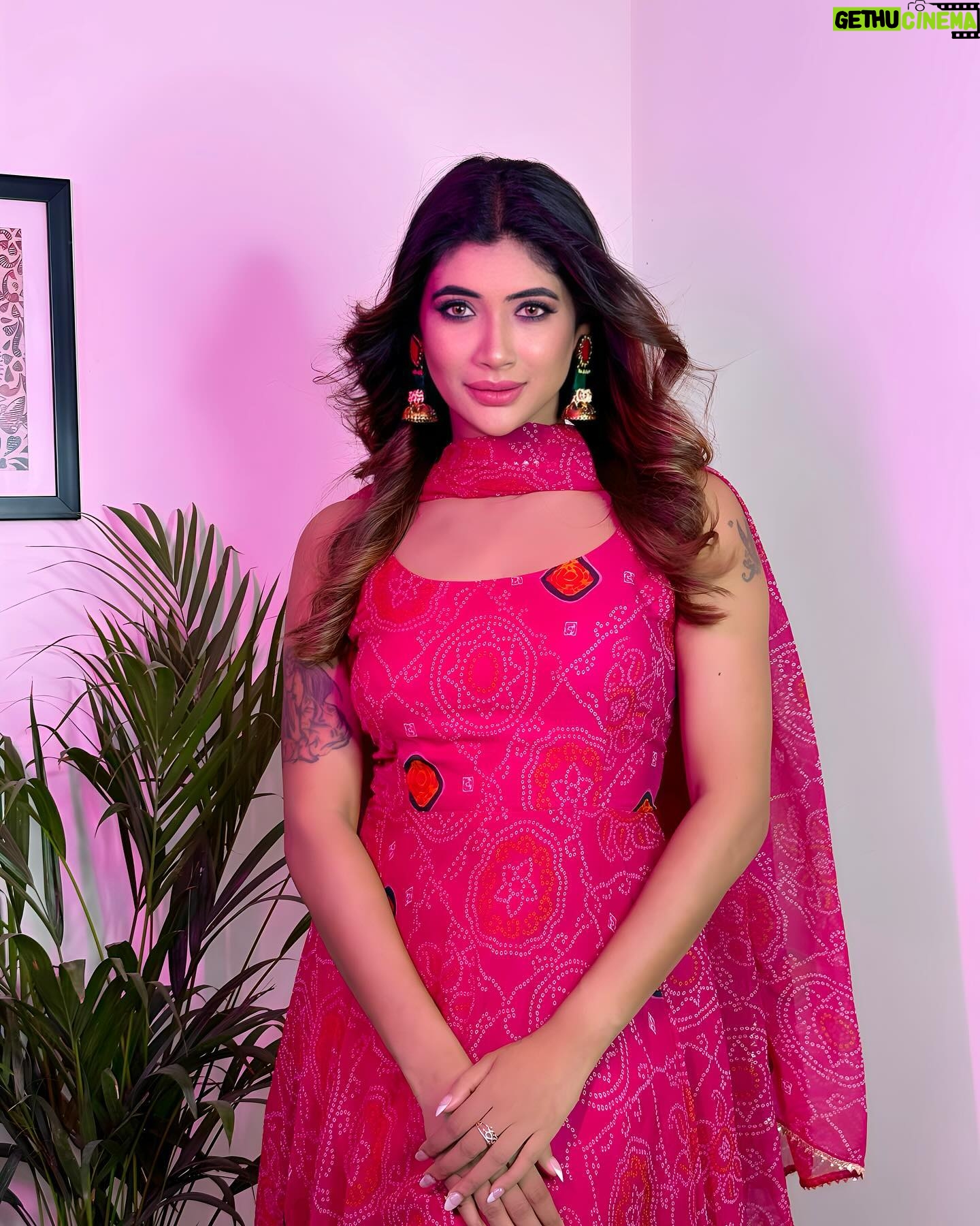 Natasha Majhi Instagram - Slaying the desi girl look with ease 💕💕💐 . . . Mua & hair @mayurichavan_makeovers & team Beautiful earings : @aksha_handmadejewelry Suit : @bahupalace Asst by : @jitendra5440yadav 📸: @_yogeshyadav_13 Setup: @kailashproductions #ad #somamajhiofficial #paidcollaboration