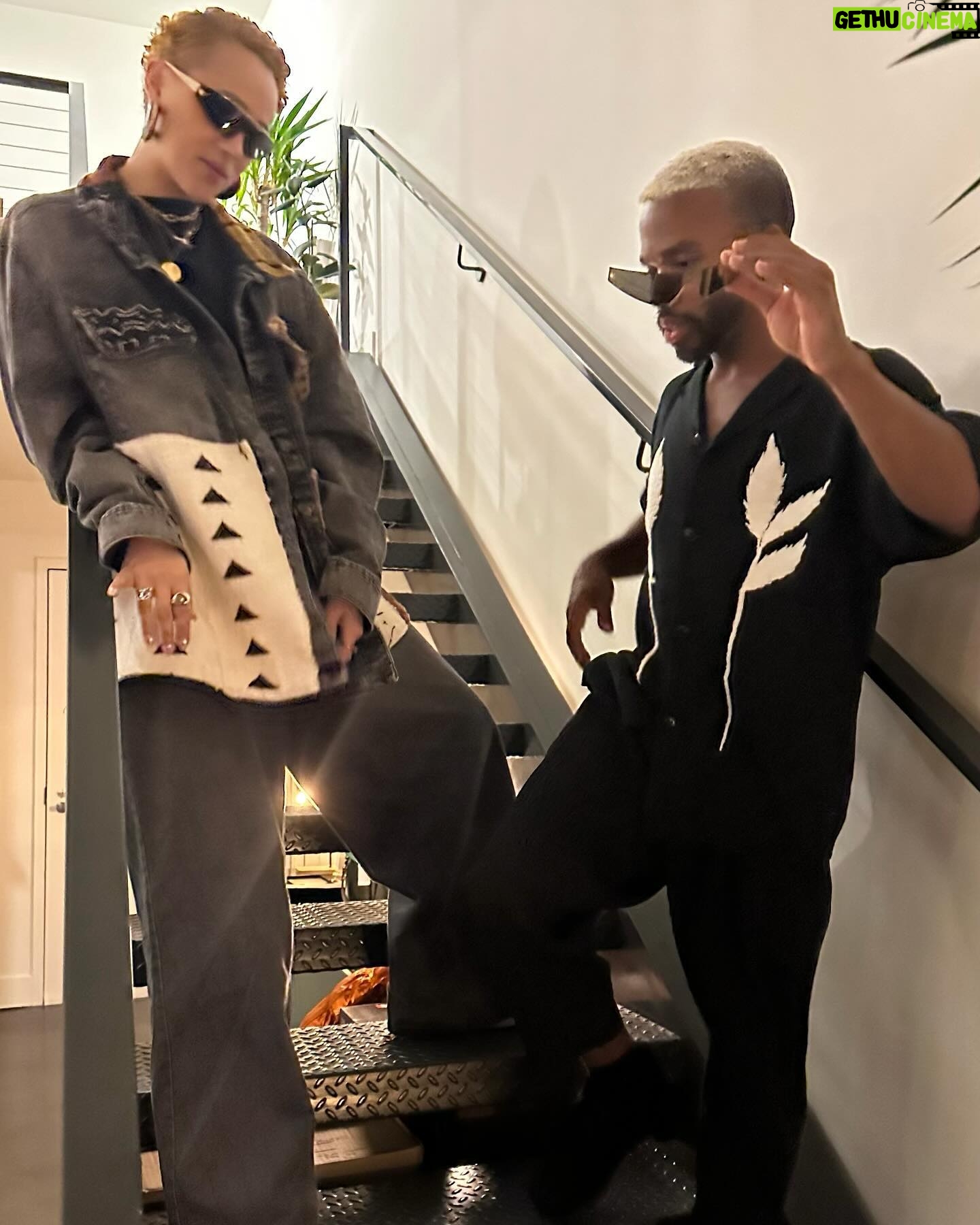Nathalie Emmanuel Instagram - Last minute link up coincidental coordinated outfits @luke_youngblood’s new sunglasses purchase = Photoshoot on the stairs. #obvs #whyarewelikethis #wwssd