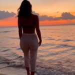 Nathalie Kelley Instagram - 🇧🇷(Português abaixo) My dream was to come and live here some time next year but the universe had other plans. At some point I’ll tell you about the proposed hydroelectric dam, the mining, the soy plantations, the agribusiness barons and corrupt politicians… that’s why I came here - to tell the story of the Amazon and the numerous threats to her existence that she is facing at the moment. But for now I just want to remind myself, and all of you - of what we are fighting for. Clean water, primary rainforest, unbelievable biodiversity. Maybe you will never visit this beautiful place and so it’s easy to vote for leaders and laws that want to destroy it. But I hope to help communicate the love and wonder and awe that this place inspires to those that call her home. That story is even more important. Because you protect what you love. And if we are not doing this for love that what are we doing? ❤️ 🇧🇷 Meu sonho era vir morar aqui no ano que vem, mas o universo tinha outros planos. Em algum momento, vou te falar sobre a usina hidrelétrica proposta, a mineração, as plantações de soja, os barões do agronegócio e os políticos corruptos... foi por isso que vim aqui, para contar a história da Amazônia e as inúmeras ameaças à sua existência que ela está enfrentando no momento. Mas por agora, só quero me lembrar, e lembrar a todos vocês, do que estamos lutando. Água limpa, floresta primária, biodiversidade incrível. Talvez você nunca visite esse lugar lindo, então é fácil votar em líderes e leis que querem destruí-lo. Mas espero poder comunicar o amor, a maravilha e o encanto que esse lugar inspira naqueles que o chamam de lar. Essa história é ainda mais importante. Porque você protege o que ama. E se não estamos fazendo isso por amor, então, para que estamos fazendo? #amazon #amazonia