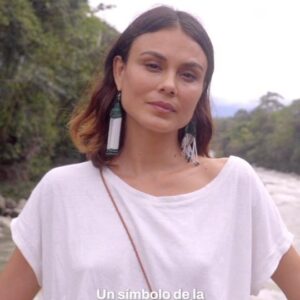 Nathalie Kelley Instagram - Semana Mundial del Agua 2023: Del 20 al 24 de agosto 💧 ¿Qué pasa si se acaba el agua en el planeta?💔 Según un documental de @dw_esppañol, la quinta parte de la población mundial vive en regiones en las que no hay agua. Miles de millones de personas no acceden a agua limpia en el planeta. 💥🌍El cambio climático, resultado principalmente del uso de combustibles fósiles, está aumentando la temperatura y el agua escasea. En contraste, la agroindustria, multinacionales productoras de bebidas, ropa #fastfashion, y las industrias extractivistas gastan miles de millones de litros de agua cada día. Para un gramo de oro, más de mil litros de agua son usados. Una tonelada de litio requiere dos millones de litros. Y 🥤¿sabías que según el Fondo Mundial para la Naturaleza, cada litro de Coca-Cola y su contenido de azúcar demanda entre 175 y 200 litros de agua?🥤 🚰 Mientras tanto, poblaciones campesinas y negras enfrentan dificultades para regar sus campos debido a la escasez y la contaminación. Muchos pueblos y comunidades son desplazados por el avance de las industrias. 🌱 ¡El agua es esencial para todxs nosotrxs. Comparte y unámonos por el agua, por la vida, por nuestro futuro!🌱 En esta Semana Mundial del Agua, te traemos información para generar consciencia y ejemplos de pueblos indígenas que la defienden. #SemanaDelAgua #crisisdelagua #sostenibilidad #cambioclimático #Piatua #PiatuaResiste