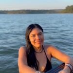 Nathalie Kelley Instagram - A votação do Marco Temporal começa hoje. Os povos indígenas no Brasil estão numa situação crítica na história. Se você já se viu como um aliado, agora é a hora de levantar a sua voz em defesa deles. Não basta apenas tomar nossa medicina, pintar o rosto e afirmar ancestralidade. É o momento de ação corajosa e decisiva contra leis feitas para extinguir os povos indígenas e suas formas de vida. ✊🏽✊🏽✊🏽 @apiboficial HOJE (quarta-feira, 23/08) o PL 2903 (antigo PL 490) avança para a votação em mais uma comissão do Senado. Desta vez, a comissão de agricultura irá debater e votar o projeto, a partir das 13h. Se for aprovado, ele deve seguir para a votação na Comissão de Constituição e Justiça. O PL 2903 é a inversão da história. Vamos alertar a todos os povos do Brasil sobre os impactos terríveis da lei, que premia invasores de terra e inviabiliza as demarcações. O Marco Temporal viola nossa constituição e ameaça todos os povos indígenas, nas terras já demarcadas e nas que estão na luta pela demarcação. O território indígena preserva os biomas e é a saída para a crise climática que afeta as vidas na terra. PARTICIPE DO TWITAÇO, A PARTIR DAS 12H #pl2903não✊🏾🏹