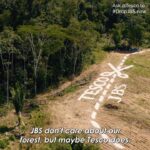 Nathalie Kelley Instagram – Earlier this year we made a film with the indigenous Brazilian environmental activist @txaisurui and the street artivist @mundano_sp where we put a 150 metre artwork of the @tescofood logo into a deforested area of the Amazon. We wanted highlight the relationship between Tesco and the multi-billion dollar meat company #JBS that has been linked to human rights abuses and an estimated 1.5 million hectares of deforestation. Tesco has pledged to be deforestation-free but while we were out there we saw firsthand how supposedly protected indigenous territory in the forest is being destroyed for for meat production linked to JBS.

Defending indigenous territory is one of the most effective ways to protect the Amazon for our futures and the futures of our children. These forests are home to one in ten species on Earth. Medicines for Parkinson’s and leukaemia come from these forests. The trees here hold up to 140 billion tons of carbon, which helps keeps the planet cool. And yet scientists have warned that the Amazon may be on the brink of collapse. To highlight the complicity of companies like Tesco in this destruction Mundano turned from street artist to forest artist – designing a huge piece of artwork of the Tesco and JBS logos. Installing it on the ground was incredibly difficult. The indigenous community who helped us on the ground with the installation face regular attacks and incursions into their forest by farmers who burn the trees to turn into arable land. We tried to install the artwork on a number of occasions within Txai’s territory, but Txai and her community were chased off their own land by ranchers. Txai and her mother @neidinha_defensora_da_floresta and their organisation @kanindebrazil are fighting every day to protect these forests for all of us. Help them by telling @tescofood it’s time to stop doing business with #JBS

Heydon Prowse | Director
Gabriel Uchida | Producer
Sophie Outhwaite | Production Manager
Giulia Costa | Assistant Producer
Joe Wade – Writer
Don’t Panic – Creative Agency
Flying Shoe Films – Production company
Camera – Micael Hocherman
Camera – João Pedro Orban
Sound/camera/drone – Joao Faissal
Fixer – Marcelo Araújo