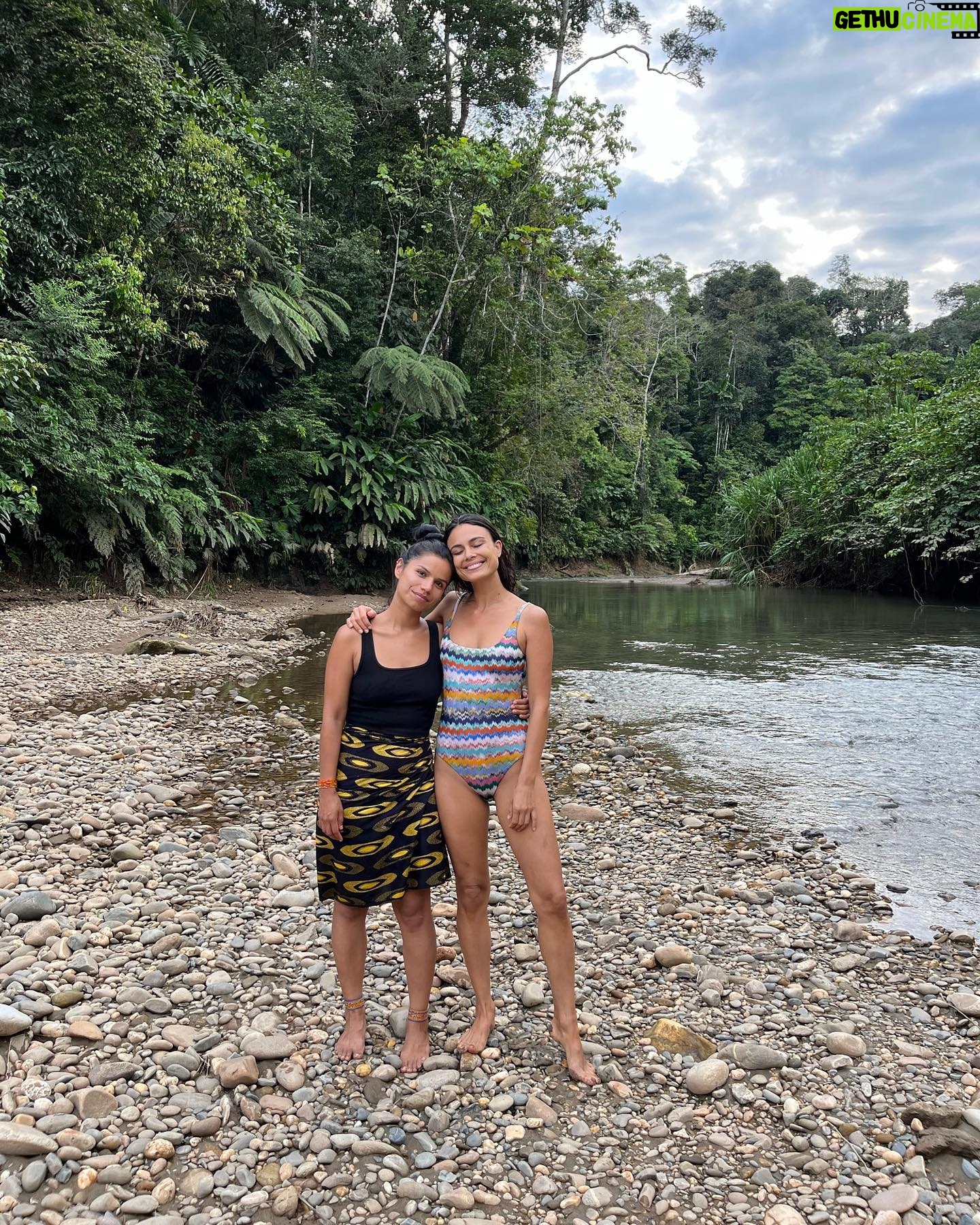 Nathalie Kelley Instagram - When I first came across @ninagualinga and her incredible work a few years ago, the idea of visiting her in her village of Sarayaku was a distant dream. That dream was recently made a reality when I was invited to celebrate @ninagualinga’s 30th bday surrounded by her friends, family and ayllu (community). What a privilege for @andresalonso7 and I to wake up and drink Guayusa with her mama, and listen as she interpreted our dreams and shared her wisdom. What bliss to swim in these crystalline waters and appreciate the beauty of a primary rainforest, lovingly managed by the Kichwa community. I know our respective Quechua and Kichwa ancestors were and still are connected by language and culture and by a shared reverence for Pachamama… thank you @ninagualinga @helenagualinga @inayusiren for welcoming me to Sarayaku, the first of many trips I hope to make you this magical part of the Amazon. 🔹And thank you @andresalonso7 for saying yes to this trip of a lifetime. The image of you drinking chicha will be forever embedded in my memory 😂.
