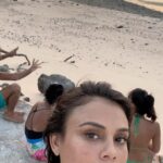 Nathalie Kelley Instagram – I never imagined that when I moved to the Amazon, I would once again be waking up to the smell of trees and animals burning and grieving the death of over 200 endangered river dolphins due to the unprecedented temperatures. The Amazon rainforest is undoubtedly in critical condition. But did you know that those are responsible for this destruction have a name? And a corporate taxpayer ID? Join me over the next few months as I team up with @sumaumajournalism to bring you the latest reporting on the national and transnational companies who are raking in billions while destroying ecosystems and harming the indigenous and traditional communities who steward them. In a world where these companies have more power than nation states, we need to support the work of journalists like @sumaumajournalism who are exposing these injustices. Stay tuned for more…and if this is important to you- PLEASE SHARE!!! Images: Bruno Kelly/Reuters
Thiago Bicudo/Instituto Mamirauá
Andre Coelho/ Instituto Mamirauá