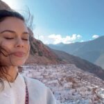Nathalie Kelley Instagram - I made this video for myself when I woke up at 4am with a heavy feeling in my stomach about the state of humanity… it’s a collection of the living beings, ecosystems and sacred ancestral places that have uplifted my spirit these last few months. It’s called: “13 Reasons Not To Give Up Hope”. My heart is still heavy, my feed is still populated with images I will never get out of my head. And I hold them in my heart with as much courage as I can muster, because I am compelled not to look away. But hopefully this video and song can be a prayer and soothing balm for your heart as it has been for mine🙏🏽 for those who need the lyrics translated she is singing “May all living beings find peace {safety}. May all living beings find love.” 🕊️ song is Cura Cura by Kama Lila Sol ☀️