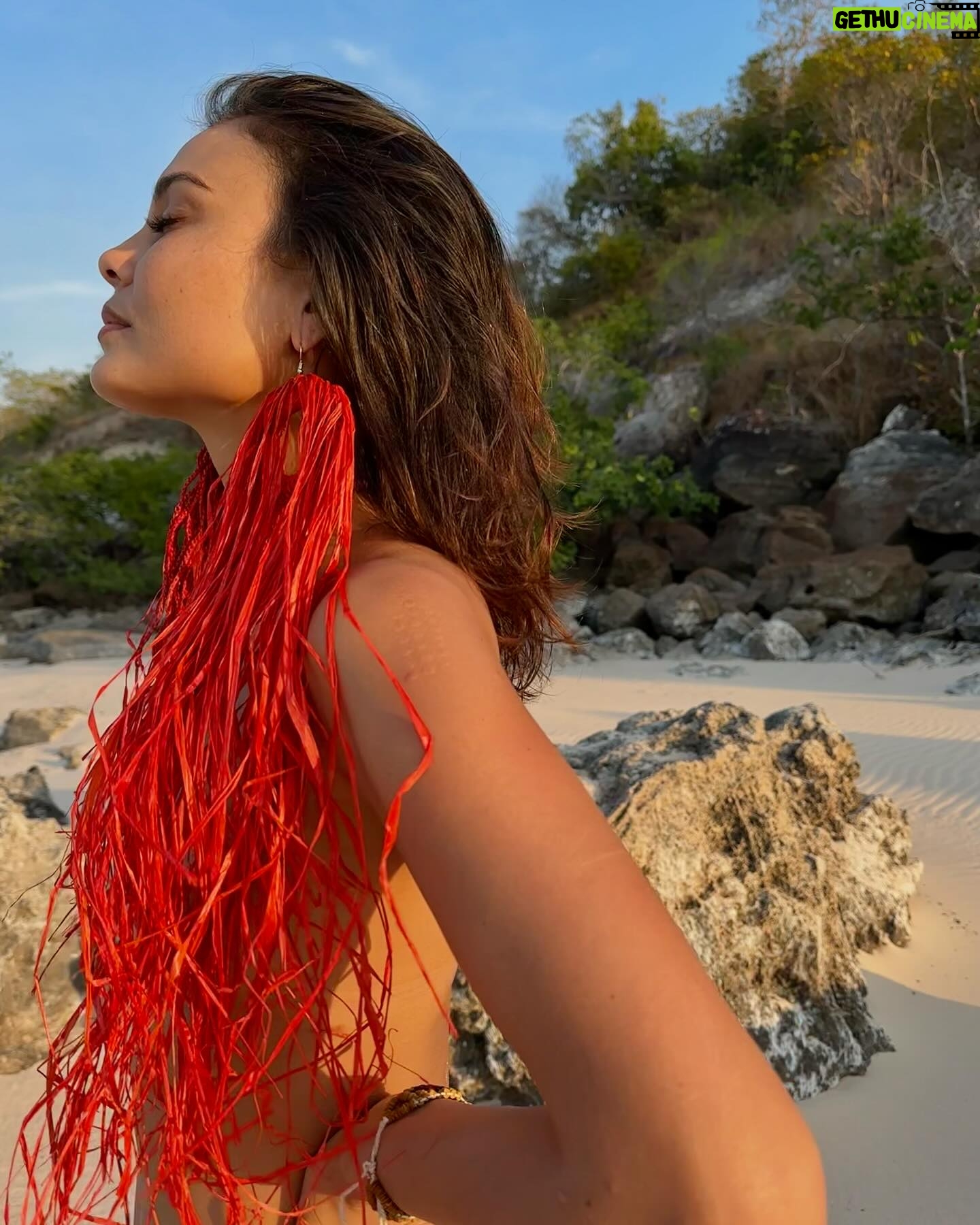 Nathalie Kelley Instagram - Before we decided it was cool to wear plastic clothes that never biodegrade (nylon, polyester etc) - we were adorning ourselves with natural fibers that include grasses and palms like Raffia…. What @madeforawoman have done is nothing short of spectacular - reclaiming raffia as a viable textile - one that is beautiful, noble, humble and luxurious and the same time. Employing young women in Madagascar where the raffia is harvested, processed and then crochet knit into clothing and handbags - designer (and dear friend) @eileen_akbaraly had humanity and our relationship to the Earth in mind when she first came up with this concept. I am so excited to see what she does this next season… the new luxury is being draped in palm leaves, harvested sustainably, knit ethically and then gifted back to earth once you have loved the item until it’s end… ❤️