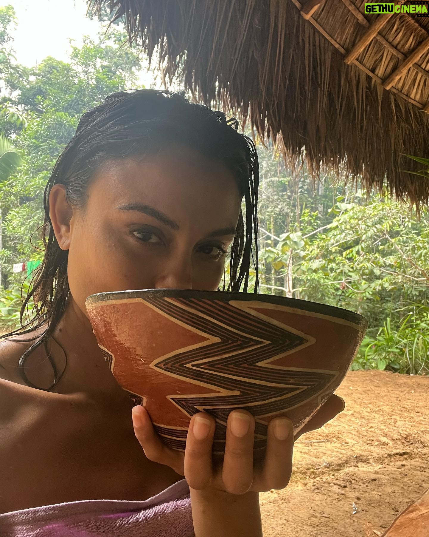 Nathalie Kelley Instagram - When I first came across @ninagualinga and her incredible work a few years ago, the idea of visiting her in her village of Sarayaku was a distant dream. That dream was recently made a reality when I was invited to celebrate @ninagualinga’s 30th bday surrounded by her friends, family and ayllu (community). What a privilege for @andresalonso7 and I to wake up and drink Guayusa with her mama, and listen as she interpreted our dreams and shared her wisdom. What bliss to swim in these crystalline waters and appreciate the beauty of a primary rainforest, lovingly managed by the Kichwa community. I know our respective Quechua and Kichwa ancestors were and still are connected by language and culture and by a shared reverence for Pachamama… thank you @ninagualinga @helenagualinga @inayusiren for welcoming me to Sarayaku, the first of many trips I hope to make you this magical part of the Amazon. 🔹And thank you @andresalonso7 for saying yes to this trip of a lifetime. The image of you drinking chicha will be forever embedded in my memory 😂.