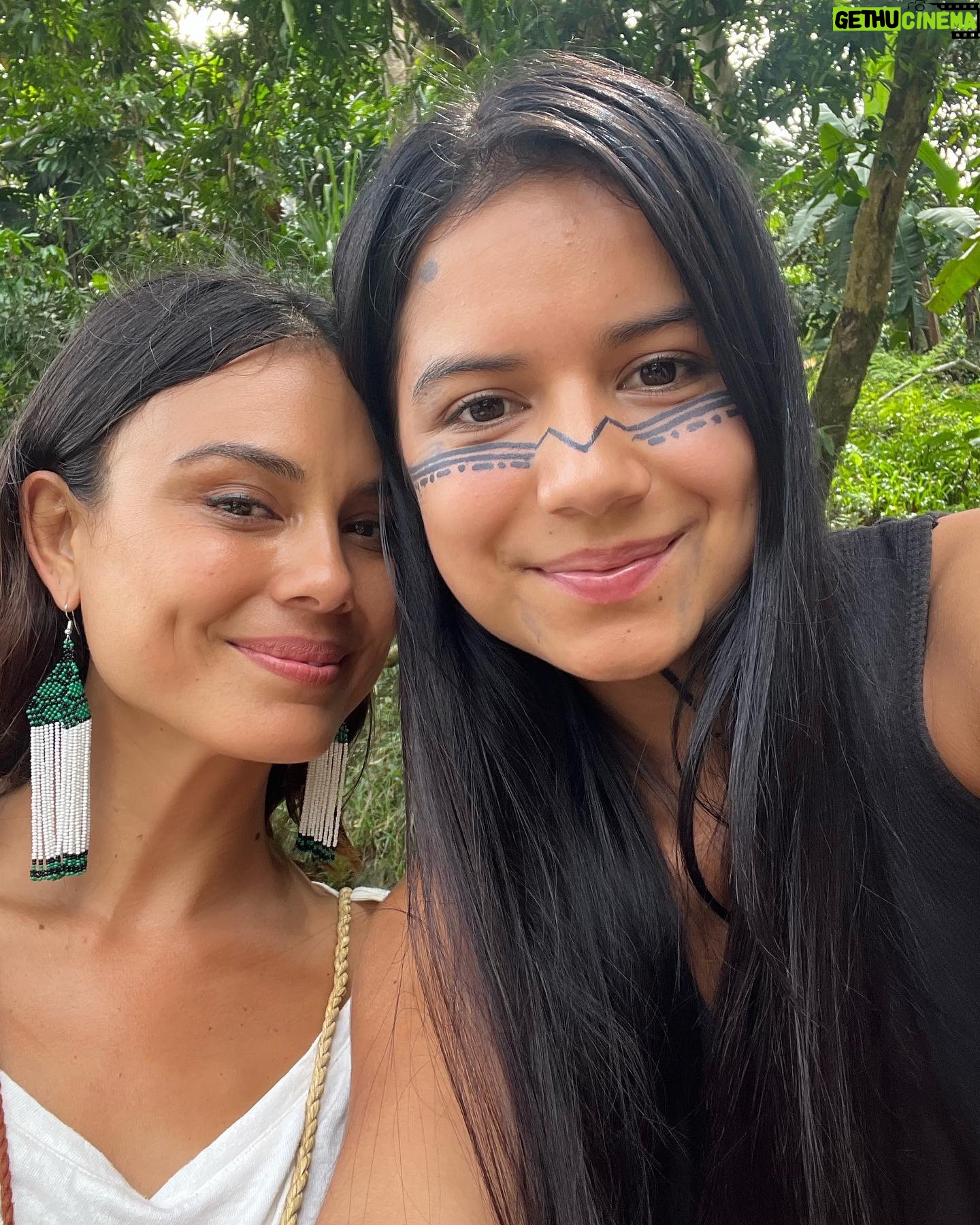 Nathalie Kelley Instagram - When I first came across @ninagualinga and her incredible work a few years ago, the idea of visiting her in her village of Sarayaku was a distant dream. That dream was recently made a reality when I was invited to celebrate @ninagualinga’s 30th bday surrounded by her friends, family and ayllu (community). What a privilege for @andresalonso7 and I to wake up and drink Guayusa with her mama, and listen as she interpreted our dreams and shared her wisdom. What bliss to swim in these crystalline waters and appreciate the beauty of a primary rainforest, lovingly managed by the Kichwa community. I know our respective Quechua and Kichwa ancestors were and still are connected by language and culture and by a shared reverence for Pachamama… thank you @ninagualinga @helenagualinga @inayusiren for welcoming me to Sarayaku, the first of many trips I hope to make you this magical part of the Amazon. 🔹And thank you @andresalonso7 for saying yes to this trip of a lifetime. The image of you drinking chicha will be forever embedded in my memory 😂.