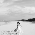 Nathalie Kelley Instagram - Imagine a future where our clothes are made not in factories but traditional villages: breathing new life into rich traditions and allowing artisans to continue their crafts with pride. A future in which our cotton came from biodiverse forests instead of monoculture fields. @sukkhacitta has made that dream a reality. With every purchase, you invest in the creation of fair work and infrastructure that alleviate poverty for mothers in rural areas of Indonesia, while supporting the last of Indonesia’s traditional cotton farmers. And lastly and most importantly- the clothes themselves are truly gorgeous. Bravo @sukkhacitta and thank you to my Byron bestie dream collaborator @peter_cellars for these beautiful snaps. You too are dream come true ❤️