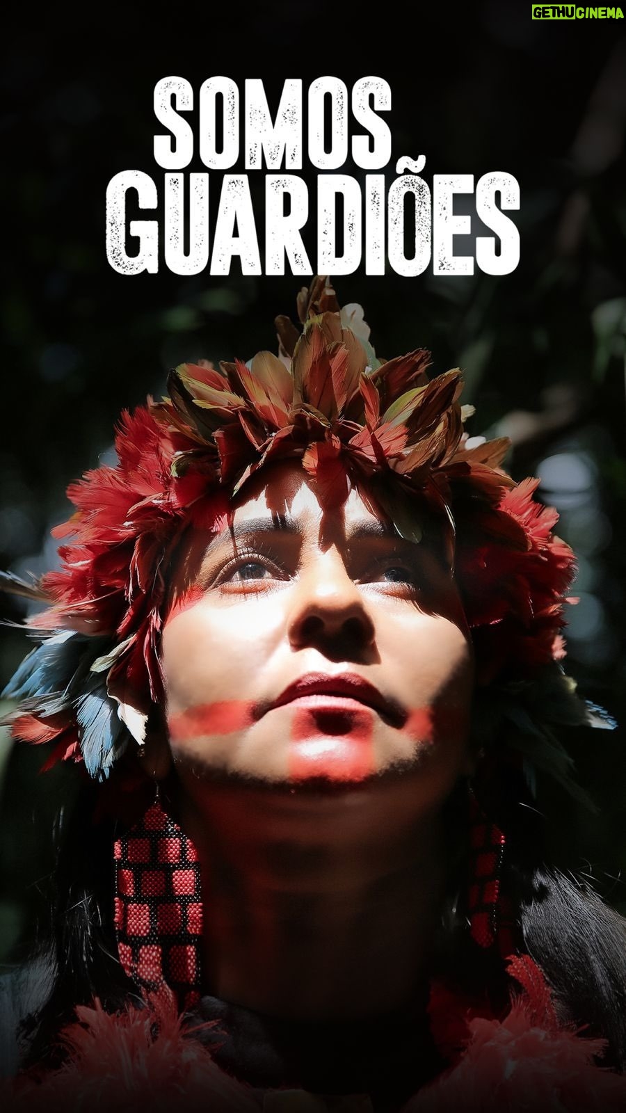 Nathalie Kelley Instagram - #SomosGuardianes ‘We Are Guardians’ acaba de estrenarse en Netflix en América Latina y pronto estará disponible en todo el mundo. ✨️ Amigos do Brasil, assistam a este filme agora! 📣 Amigos en toda América del Sur, desde México hasta Chile, ¡vean esta película ahora! Revelando la intrincada trama de la lucha por la supervivencia de la Amazonía, esta poderosa película no solo ilumina las narrativas de los guardianes y líderes indígenas, sino que también explora de manera empática las perspectivas de madereros y agricultores. Un llamado convincente a la acción, destaca la urgencia de mejorar la transparencia y trazabilidad en las cadenas de producción, cruciales para aliviar la presión sobre la selva y sus habitantes. Solidarízate con el pueblo de la Amazonía. Mira Somos Guardianes y sigue a @weareguardiansfilm para obtener actualizaciones sobre cuándo estará disponible para transmisión fuera de América Latina. El momento de actuar es ahora. ¡La selva nos necesita! ¡Todos somos guardianes! 🌎 #AmazonRainforest #somostodosguardiões #SomosGuardiões acabou de estrear na Netflix na América Latina e em breve estará disponível em todo o mundo. ✨️ Amigos do Brasil, assistam a este filme agora! 📣 Amigos en toda América del Sur, desde México hasta Chile, ¡vean esta película ahora! Revelando a intrincada tapeçaria da luta pela sobrevivência da Amazônia, este poderoso filme não apenas ilumina as narrativas dos guardiões e líderes indígenas, mas também explora de maneira empática as perspectivas de madeireiros e agricultores. Um apelo envolvente à ação, ele destaca a urgência de aprimorar a transparência e a rastreabilidade nas cadeias de produção, cruciais para aliviar a pressão sobre a floresta e seus habitantes. Solidarize-se com o povo da Amazônia. Assista a Somos Guardiões e siga @weareguardiansfilm para atualizações sobre quando estará disponível para transmissão fora da América Latina. O momento de agir é agora. A floresta precisa de nós! Todos nós somos guardiões! 🌎 #AmazonRainforest #somostodosguardiões