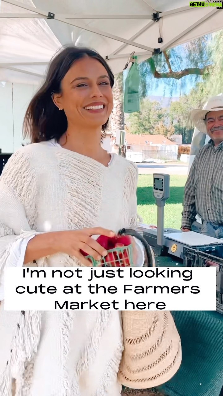 Nathalie Kelley Instagram - Vegan, vegetarian, gluten free, regenerative, organic…. At the end of the day which is the criteria for eating that is best for people and the planet? LOCAL! Local means DIVERSIFIED, this is a system that promotes biodiversity, respect for animals and honors farmers. Building resilient local food systems will be critical in the years to come. Not just for our survival but as part of this David and Goliath fight against the globalized monopolies that control what we eat and are making us and the ecosystem SICK! Want to learn more about how we can make this a real possibility? Join @helenanorberghodge and myself at the Planet Local Summit, online or in person this September. Find out more details at @localfutures_ www.localfutures.org 🌿🫶🏽🐝