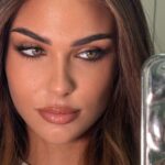 Nathanya Sion Instagram - Un TUTO Makeup un peu différent 🙈 Bienvenue dans ma playlist makeup ! Produits utilisés : - Gel de teint @clinique - strobe Cream @maccosmeticsfrance - correcteur @tartecosmetics - fard à paupière crème teinte taupe @maccosmeticsfrance - palette yeux @skkn - anti cernes @fentybeauty - bronzer teinte «  cool » @tartecosmetics - poudré @hudabeauty teinte pêche 🍑 - blush @maccosmeticsfrance - crayon à lèvre @skkn Vous aimez ce genre de format ?🙈 #tutorialmakeup #makeup #inspimakeup