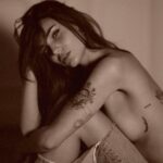 Nathanya Sion Instagram - Quand @evygraph me demande de retirer mon maquillage et arrive à faire ressortir mon vrai moi dans un cliché … j’adore cette photo. Je trouve qu’elle dégage autant de sensibilité que de force 🩷 Photo @evygraph Tatouage @link_art_tattoo