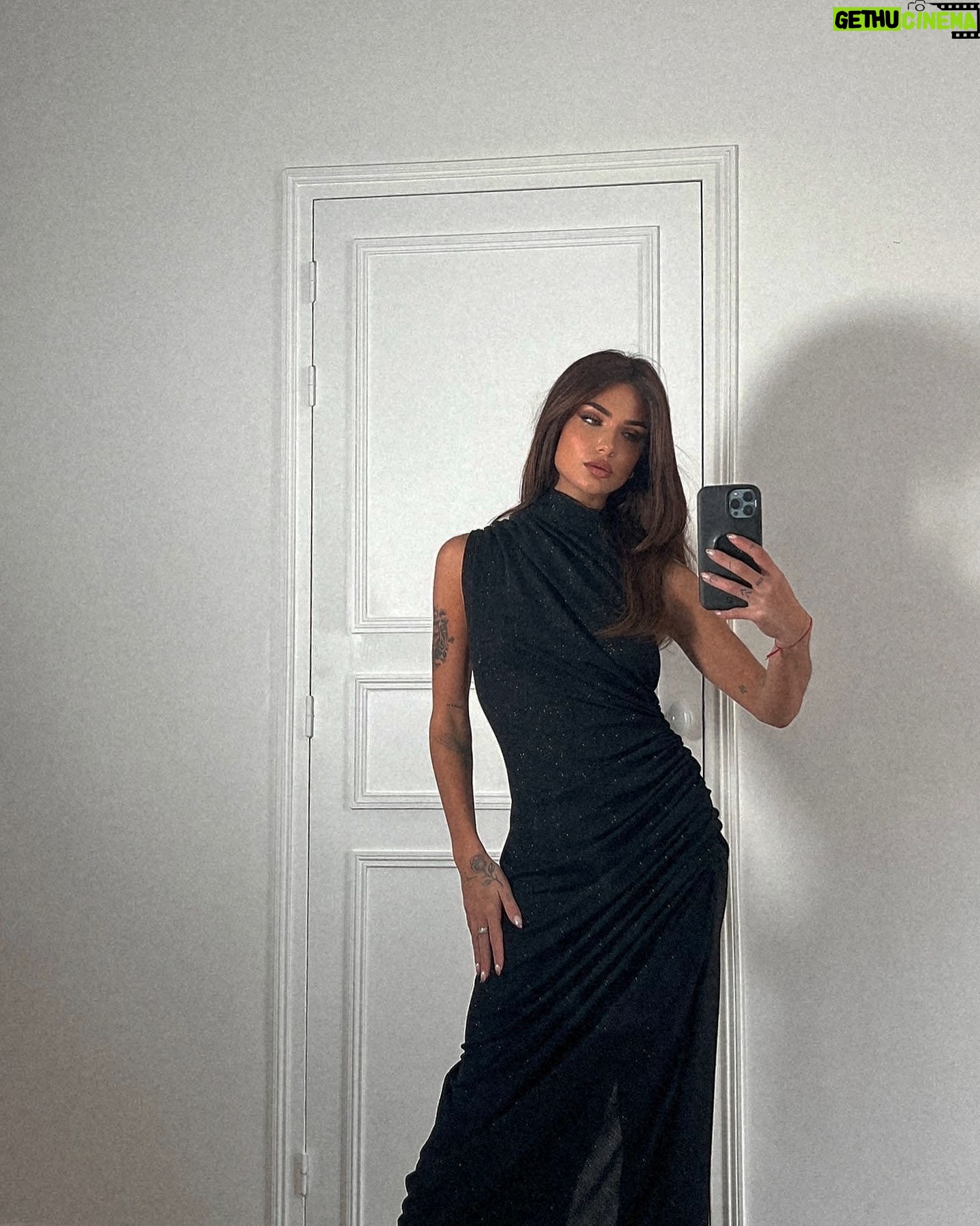 Nathanya Sion Instagram - Noël approche à grand pas ! Et qui de mieux que @sheinfrance_ pour s’habiller mais aussi trouver les cadeaux à offrir sans se ruiner ?🤩 J’y ai trouvé des tenues trop sympa pour les fêtes mais aussi des cadeaux pour ma p’tite cousine ! Tout simplement immanquable ! Avec quickship une livraison rapide pour vos looks de fêtes! D’ailleurs, vous avez un code « EBSNATHANYA » pour valider votre panier en attente ou vous en faire un ! Des 29€ d’achat vous avez -15% et des 69€ d’achat -20% 🥰 SHOP MA TENUE : réf 5z2309080212900083 #StyleInAFlash #SHEINquickship #SHEINGoodFinds #ad #SHEINholidayseason #SHEINforAll #publicité