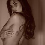 Nathanya Sion Instagram - Quand @evygraph me demande de retirer mon maquillage et arrive à faire ressortir mon vrai moi dans un cliché … j’adore cette photo. Je trouve qu’elle dégage autant de sensibilité que de force 🩷 Photo @evygraph Tatouage @link_art_tattoo