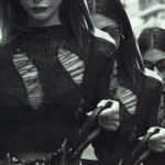 Nathanya Sion Instagram – Salut ✌🏼 
Faire la meuf en vidéo alors qu’en réalité je suis en gros sweat et Ugg… la vie que j’ai décidé de mener !