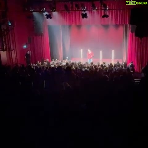 Nawell Madani Instagram - QUI ÉTAIT LÀ CE RODAGE? ET QUELLE VILLE? Merci Nice, Nantes, Lyon… pour ces magnifiques Standing Ovation. Merci pour vos mots, sur Insta où dans ma chambre d’hôtel, qui me réconforte loin des miens. Couper le jeûne en solo, laisser mon petit bébé…c’est dure mais quand je vous vois debout, je me sens beaucoup beaucoup moins seule 🫶🏽 À quelques semaines du Théâtre des Champs Élysées où 10 000 personnes viendront voir « NAWELL TOUT COURT »… La pression et l’excitation montent petit à petit 💪🏽 Je chine pour le show. On travaille avec l’équipe dans le moindre détails pour faire kiffer. Hâte de vous retrouver à Paris et en tournée. @agapeprod.fr @stephanecohenimpresario