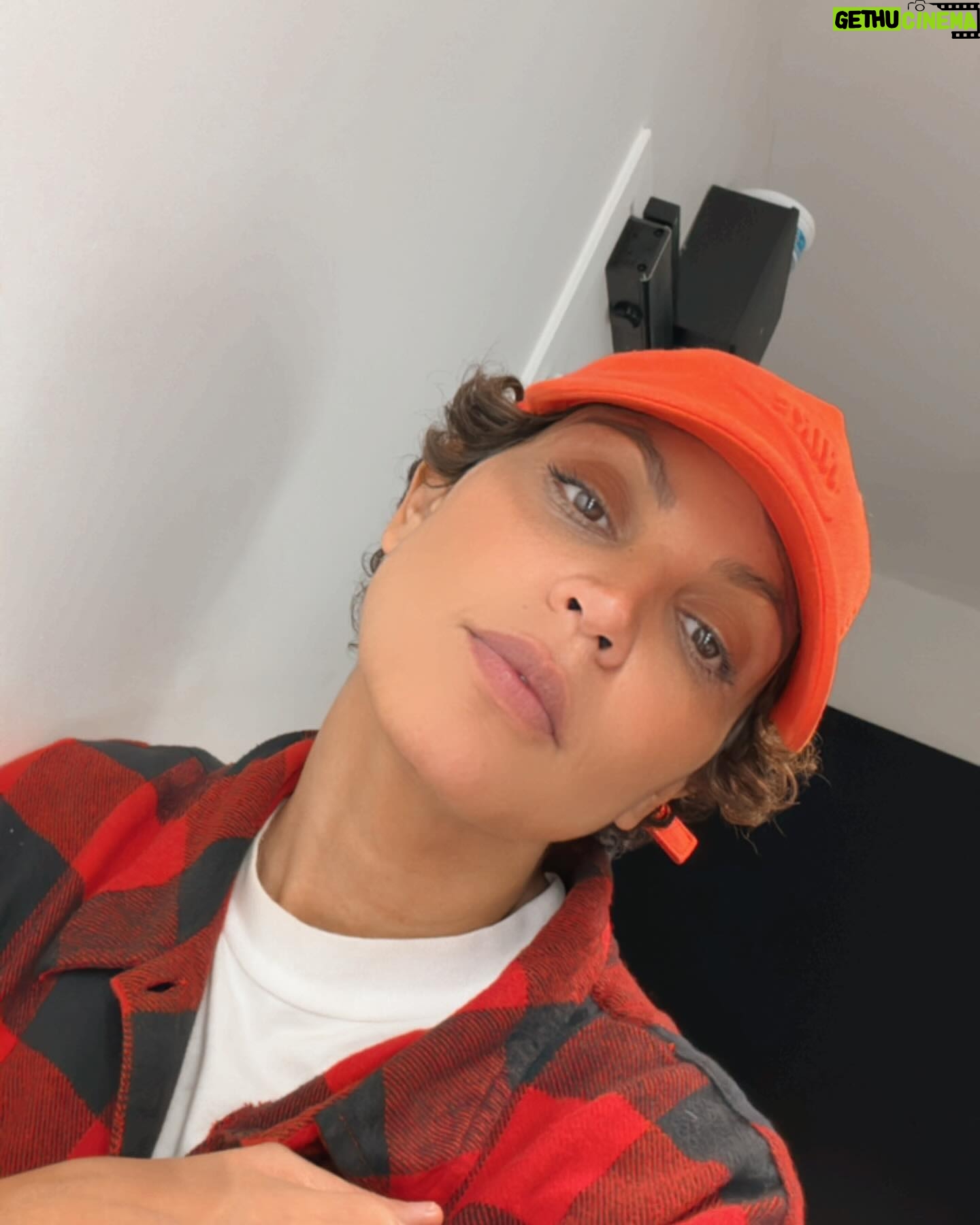 Nawell Madani Instagram - QUI ÉTAIT LÀ CE RODAGE? ET QUELLE VILLE? Merci Nice, Nantes, Lyon… pour ces magnifiques Standing Ovation. Merci pour vos mots, sur Insta où dans ma chambre d’hôtel, qui me réconforte loin des miens. Couper le jeûne en solo, laisser mon petit bébé…c’est dure mais quand je vous vois debout, je me sens beaucoup beaucoup moins seule 🫶🏽 À quelques semaines du Théâtre des Champs Élysées où 10 000 personnes viendront voir « NAWELL TOUT COURT »… La pression et l’excitation montent petit à petit 💪🏽 Je chine pour le show. On travaille avec l’équipe dans le moindre détails pour faire kiffer. Hâte de vous retrouver à Paris et en tournée. @agapeprod.fr @stephanecohenimpresario