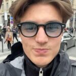 Nawell Madani Instagram – J’ai commencé par un rodage dans toute la France mais aussi chez moi à Bruxelles pour préparer mon retour.
J’ai énormément de respect pour mon public! On a une relation spéciale, une belle relation. J’avais besoin de le retrouver dignement. J’ai choisi pour ce date, de plus de 2h,  le sublime @theatre_champs_elysees 
Et c’était incroyable, mémorable. Merci à toutes les personnes qui ont contribué de près ou de loin à la réussite de ces 5 dates! 

Merci à mon public, pour l’amour, pour ces 5 magnifiques standing ovation ♥️

Merci à mon équipe technique:
 @yann.arsene Alex, Nicolas, Louis, Thibault Vous avez assurés! Merci pour votre implication, votre professionnalisme et la bonne humeur 

Merci à ma production:
Merci @ekindinis des bains douche au TCE! 
Merci @pascallelli @sheeezzz et toute l’équipe @agapeprod.fr Zoé, Noam… 
Merci de croire en moi, de pousser les murs et les montagnes pour que ça existe! 

Merci @berengere_alkemia_diffusion #JeTeKiff 
@linda_percheron pour ton soutien sans faille. Merci pour chacun de tes mots quand je suis au bout du rouleau 

Merci à mon équipe artistique: 
Merci @marcpistolesi pour la mise en scène et ta folie! Merci pour ton exigence et ta délicatesse. 
Merci @juliebargeton pour ton regard et chacun de tes retours justes, pour ta sensibilité et ta franchise 
Merci @instarbad d’être là depuis le premier spectacle. Merci pour ton génie, ta folie! Le mec le plus drôle de Paris. 
Merci @naby_madani d’être là a mes côtés! Pour chacun de tes mots et la force que tu me donnes au quotidien.

Merci @darkawol pour ton professionnalisme et pour chacun de tes visuels. Merci d’être mon amie.
@ramdanemerouane pour le photoboot 

Merci @stephanecohenimpresario le meilleur attaché de presse de la place de Paris 

Merci @aasuzyvatinet mon agent, toi même tu sais combien je t’aime te3 les fous! 

Merci @panameartcafe @karimkachour @titouan.faure pour ces images. 

Merci @djebril_zonga mon étoile, d’avoir accepté de clôturer à mes côtés.

Merci à ma famille que j’aime plus que tout! BIG  UP à ma mère…sans toi, c’est impossible ♥️ merci Papa d’être venu malgré ton état de santé ♥️

Merci @yassine___ben d’être mon acolyte depuis mes débuts