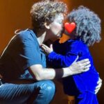 Nawell Madani Instagram – J’ai commencé par un rodage dans toute la France mais aussi chez moi à Bruxelles pour préparer mon retour.
J’ai énormément de respect pour mon public! On a une relation spéciale, une belle relation. J’avais besoin de le retrouver dignement. J’ai choisi pour ce date, de plus de 2h,  le sublime @theatre_champs_elysees 
Et c’était incroyable, mémorable. Merci à toutes les personnes qui ont contribué de près ou de loin à la réussite de ces 5 dates! 

Merci à mon public, pour l’amour, pour ces 5 magnifiques standing ovation ♥️

Merci à mon équipe technique:
 @yann.arsene Alex, Nicolas, Louis, Thibault Vous avez assurés! Merci pour votre implication, votre professionnalisme et la bonne humeur 

Merci à ma production:
Merci @ekindinis des bains douche au TCE! 
Merci @pascallelli @sheeezzz et toute l’équipe @agapeprod.fr Zoé, Noam… 
Merci de croire en moi, de pousser les murs et les montagnes pour que ça existe! 

Merci @berengere_alkemia_diffusion #JeTeKiff 
@linda_percheron pour ton soutien sans faille. Merci pour chacun de tes mots quand je suis au bout du rouleau 

Merci à mon équipe artistique: 
Merci @marcpistolesi pour la mise en scène et ta folie! Merci pour ton exigence et ta délicatesse. 
Merci @juliebargeton pour ton regard et chacun de tes retours justes, pour ta sensibilité et ta franchise 
Merci @instarbad d’être là depuis le premier spectacle. Merci pour ton génie, ta folie! Le mec le plus drôle de Paris. 
Merci @naby_madani d’être là a mes côtés! Pour chacun de tes mots et la force que tu me donnes au quotidien.

Merci @darkawol pour ton professionnalisme et pour chacun de tes visuels. Merci d’être mon amie.
@ramdanemerouane pour le photoboot 

Merci @stephanecohenimpresario le meilleur attaché de presse de la place de Paris 

Merci @aasuzyvatinet mon agent, toi même tu sais combien je t’aime te3 les fous! 

Merci @panameartcafe @karimkachour @titouan.faure pour ces images. 

Merci @djebril_zonga mon étoile, d’avoir accepté de clôturer à mes côtés.

Merci à ma famille que j’aime plus que tout! BIG  UP à ma mère…sans toi, c’est impossible ♥️ merci Papa d’être venu malgré ton état de santé ♥️

Merci @yassine___ben d’être mon acolyte depuis mes débuts