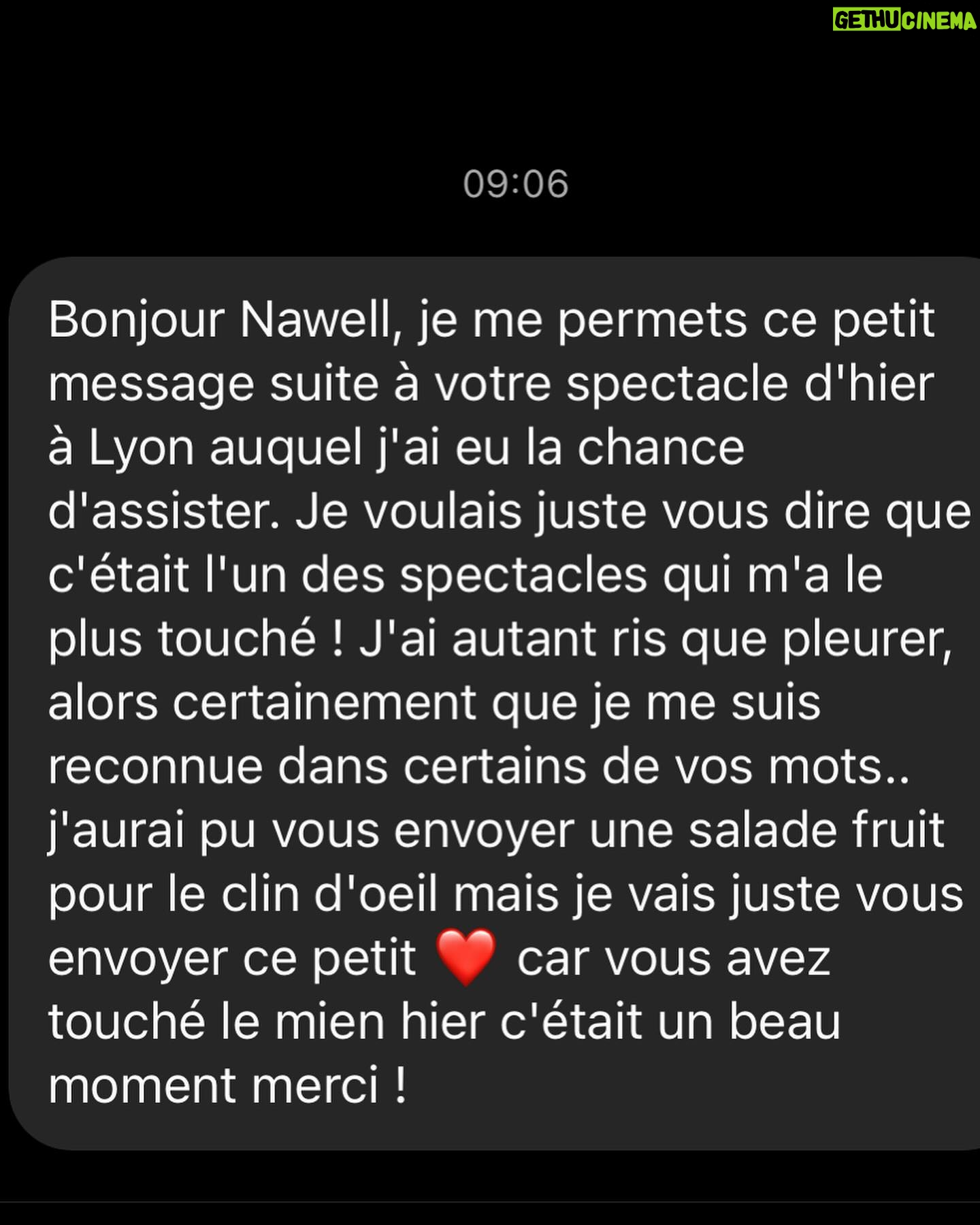 Nawell Madani Instagram - QUI ÉTAIT LÀ CE RODAGE? ET QUELLE VILLE? Merci Nice, Nantes, Lyon… pour ces magnifiques Standing Ovation. Merci pour vos mots, sur Insta où dans ma chambre d’hôtel, qui me réconforte loin des miens. Couper le jeûne en solo, laisser mon petit bébé…c’est dure mais quand je vous vois debout, je me sens beaucoup beaucoup moins seule 🫶🏽 À quelques semaines du Théâtre des Champs Élysées où 10 000 personnes viendront voir « NAWELL TOUT COURT »… La pression et l’excitation montent petit à petit 💪🏽 Je chine pour le show. On travaille avec l’équipe dans le moindre détails pour faire kiffer. Hâte de vous retrouver à Paris et en tournée. @agapeprod.fr @stephanecohenimpresario