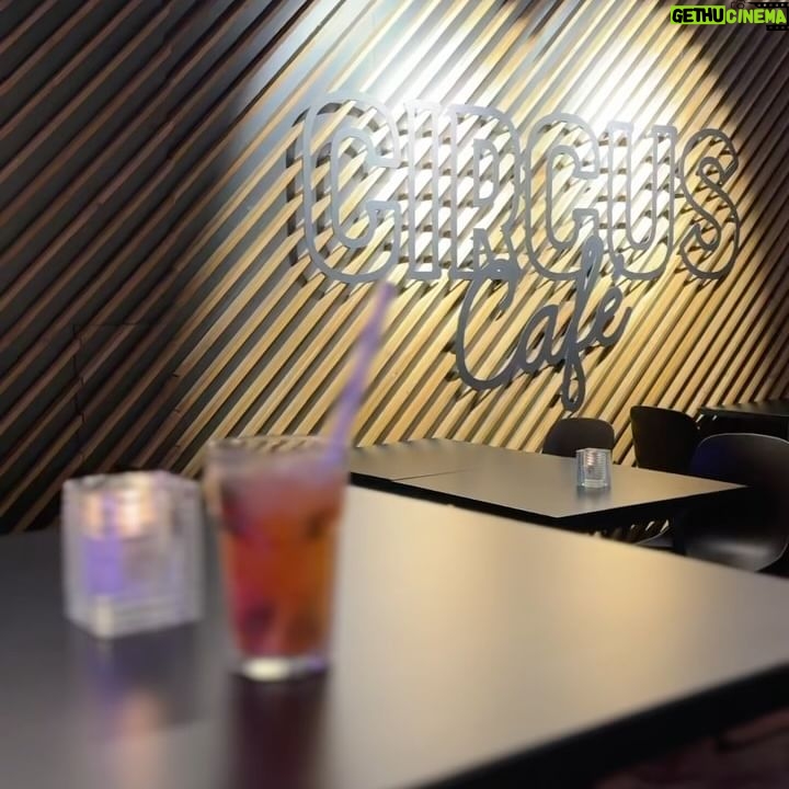 Nawell Madani Instagram - BRUXELLES MA BELLE! Voilà le @nouvelact notre club de stand up en plein centre de Bruxelles. On lance les soirées BLIND TEST et franchement ça déchire 🔥 Quel plaisir de voir le public s’éclater avant d’aller voir du stand up. Chez nous, ça chante, ça danse et surtout ça rit! ( avec un petit YouYou qui s’incruste à chaque fois 😜) Merci pour ce rodage et ces belles standing ovation. On gère ce lieu en famille. On prend énormément de plaisir à vous divertir et ça nous permet aussi de nous réunir (double kiffe) SI TU Y ÉTAIS, LAISSE UN COMMENTAIRE 🙏🏽 Longue vie au @nouvelact Merci @philippe_close de m’avoir aidé à réaliser ce rêve. T’es un bon! D’une gentillesse rare et tu aimes ta ville ♥️ Merci aux jeunes humoristes belges qui soulèvent la salle à chaque fois @iamsalimshady @fabio.allibrio_off @sumcestmoi et bien d’autres #JeVousLove #DesPepites Merci @sweetjuicyfood pour ses magnifiques cocktails 🍸 Merci à l’équipe digital @loopingwebcom c’est toujours carré! A notre Dream Team @nawell_madani @naby_madani @darkawol @linda_percheron @dean_madani @yassine___ben @elb.ambrine @jezbak @mungiele_chris Shana Gratia Titouan 🤩 Au meilleur photographe @ahmedbahhodh ♥️