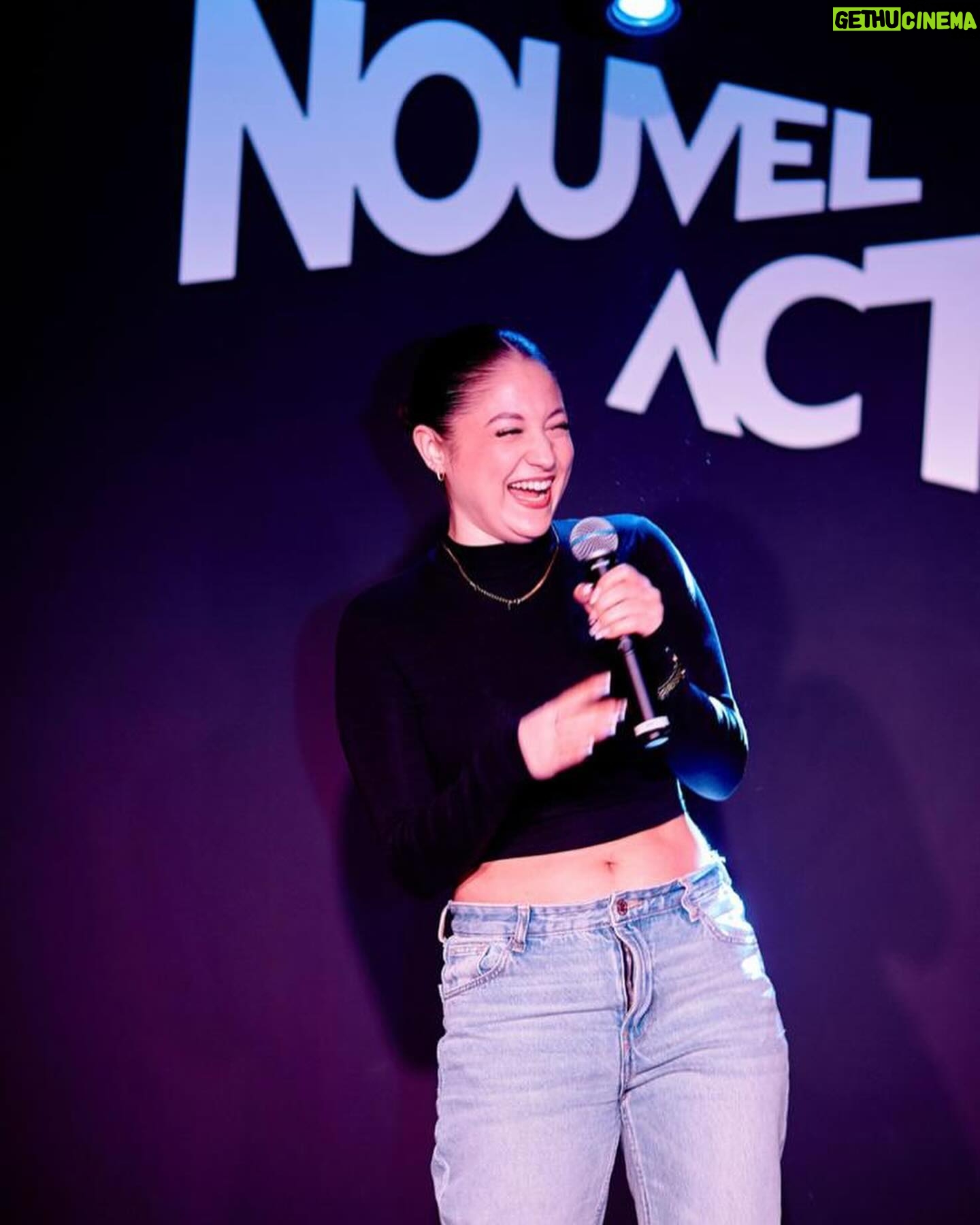 Nawell Madani Instagram - BRUXELLES MA BELLE! Voilà le @nouvelact notre club de stand up en plein centre de Bruxelles. On lance les soirées BLIND TEST et franchement ça déchire 🔥 Quel plaisir de voir le public s’éclater avant d’aller voir du stand up. Chez nous, ça chante, ça danse et surtout ça rit! ( avec un petit YouYou qui s’incruste à chaque fois 😜) Merci pour ce rodage et ces belles standing ovation. On gère ce lieu en famille. On prend énormément de plaisir à vous divertir et ça nous permet aussi de nous réunir (double kiffe) SI TU Y ÉTAIS, LAISSE UN COMMENTAIRE 🙏🏽 Longue vie au @nouvelact Merci @philippe_close de m’avoir aidé à réaliser ce rêve. T’es un bon! D’une gentillesse rare et tu aimes ta ville ♥️ Merci aux jeunes humoristes belges qui soulèvent la salle à chaque fois @iamsalimshady @fabio.allibrio_off @sumcestmoi et bien d’autres #JeVousLove #DesPepites Merci @sweetjuicyfood pour ses magnifiques cocktails 🍸 Merci à l’équipe digital @loopingwebcom c’est toujours carré! A notre Dream Team @nawell_madani @naby_madani @darkawol @linda_percheron @dean_madani @yassine___ben @elb.ambrine @jezbak @mungiele_chris Shana Gratia Titouan 🤩 Au meilleur photographe @ahmedbahhodh ♥️